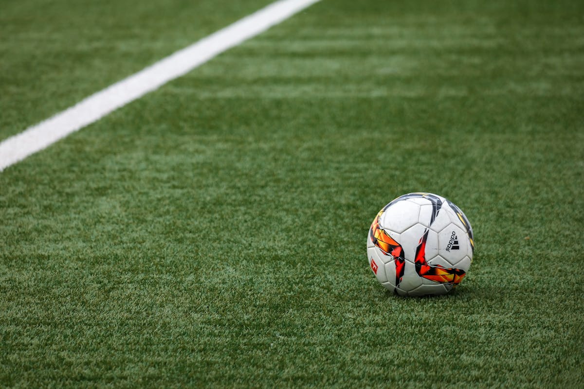 Der Ball rollt